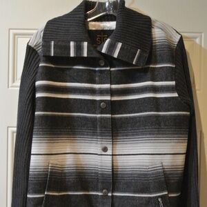 WOMENS XL BLACK AND WHITE SERAPE JACKET